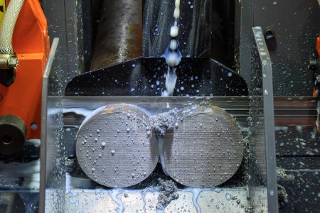Die Bandsägemaschine schnitt die Metallschachtteile mit Flüssigkeitskühlmittelmethode. Die Werkzeugmaschine für industrielle Zwecke.