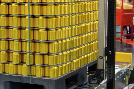 Foto de La paleta de latas de aluminio dorado. El proceso de entrega de la lata en el almacén. - Imagen libre de derechos