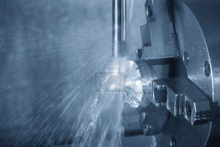 Die 4-Achs-CNC-Fräsmaschine schneidet das Turboladerteil im Flüssigkeitskühlmittelverfahren. Der hochtechnologische Herstellungsprozess von Automobilteilen durch ein Mehrachs-Bearbeitungszentrum.