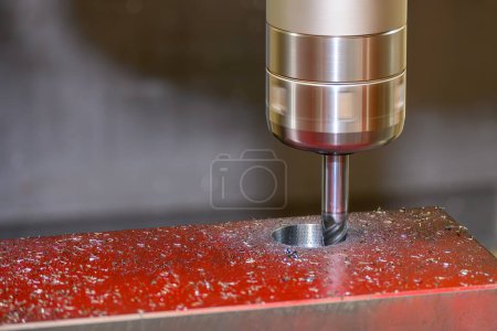Die CNC-Fräsmaschine bohrt Teile des SKD-Materials. Schneiden von Formteilen durch Bearbeitungszentrum mit massivem Kugelfräser.