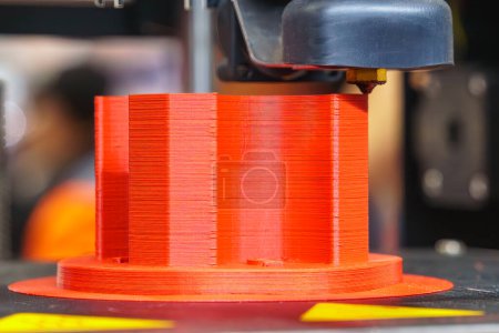Primer plano escena la fabricación aditiva por la máquina de la impresora 3D. El proceso de fabricación de alta tecnología por método de prototipo rápido. 