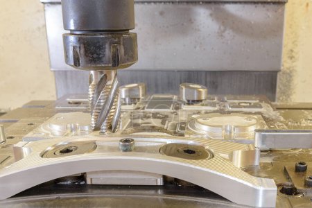 La fresadora CNC que corta la pieza automotriz de aluminio por el cortador áspero. El proceso de corte de piezas de molde por centro de mecanizado con molino de extremo de bola sólida.