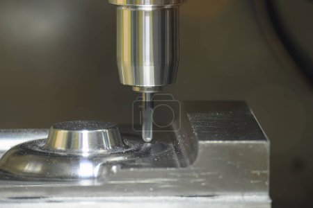 Die CNC-Fräsmaschine schneidet Formteile mit einem massiven Kugelfräswerkzeug. Schneiden von Formteilen durch Bearbeitungszentrum mit massivem Kugelfräser.