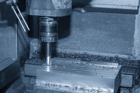 La fresadora CNC corta ásperamente las piezas del molde de inyección mediante herramientas indexables. El proceso de fabricación de moldes y matrices por centro de mecanizado con las herramientas de molino final sólido.