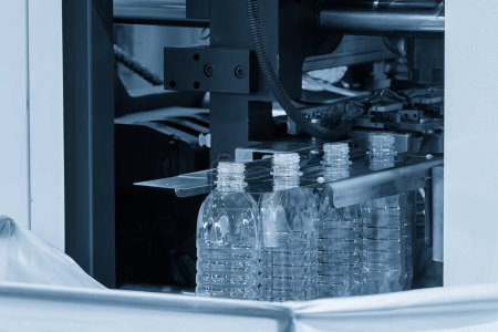 Le processus de fabrication de bouteilles d'eau potable par soufflage machine de moule. Le fonctionnement de la machine de soufflage de bouteilles en plastique.