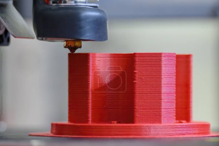 Nahaufnahme der additiven Fertigung per 3D-Drucker. Der High-Tech-Herstellungsprozess durch schnelle Prototypenmethode. 