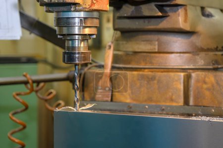 Der Lochbildungsprozess auf der NC-Fräsmaschine mit Bohrwerkzeugen Das Konzept der Metallbearbeitung auf der Fräsmaschine.