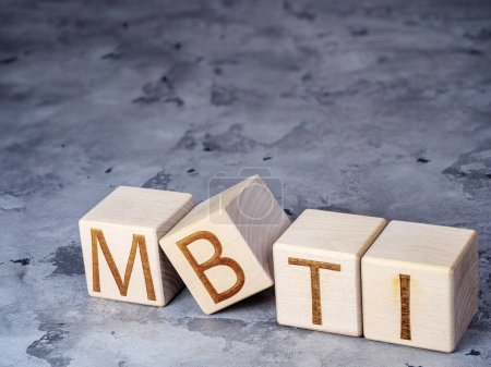 MBTI-Text auf Holzwürfeln als Konzept psychologischer Tests für Karriere und persönliches Wachstum