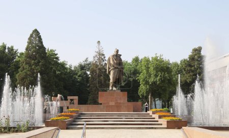 Téléchargez les photos : Monument à Sadriddin Aini à Douchanbé - en image libre de droit