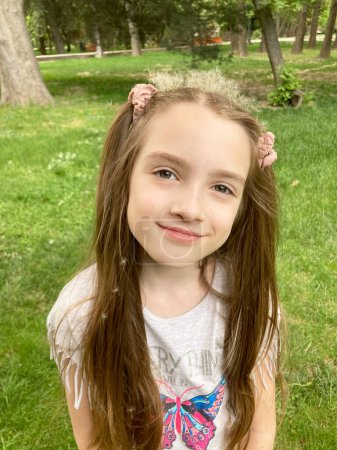 Foto de Retrato de una niña pequeña con una corona de pelusa de diente de león - Imagen libre de derechos