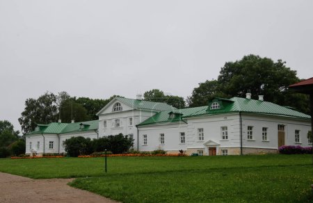 Foto de Tula, Rusia - 25 de julio de 2018: Volkonsky House, Yasnaya Polyana Estate.Propiedad de un gran escritor ruso Lev Tolstoy. - Imagen libre de derechos
