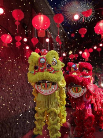 Año nuevo lunar chino, año del dragón. Banner de saludo con leones y fuegos artificiales