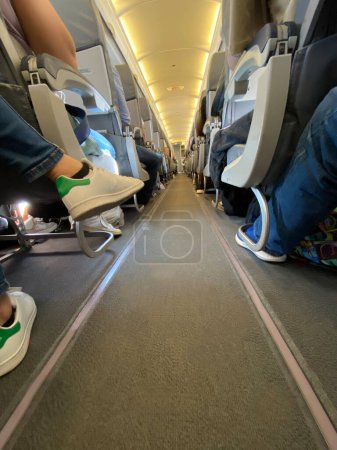 Foto de Interior del avión con pasajeros en asientos durante el vuelo. Concepto de viaje, enfoque selectivo. - Imagen libre de derechos