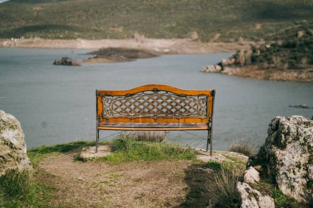 Téléchargez les photos : Empty vintage bench by the Ricobayo reservoir, in Zamora , Spain. - en image libre de droit