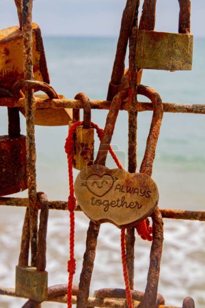 Foto de Puente con candados, símbolos de amor, tradiciones nupciales, juntos para siempre - Imagen libre de derechos