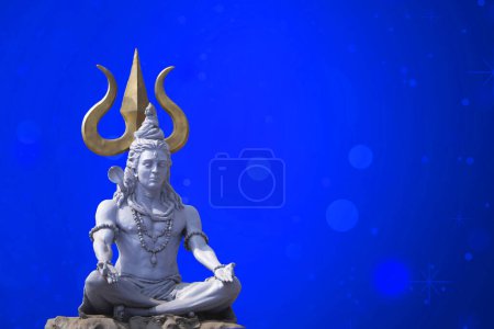 Téléchargez les photos : Joyeuse carte de vœux Maha Shivaratri Festival hindou Maha Shivratri, statue de Shiva Haridwar - en image libre de droit