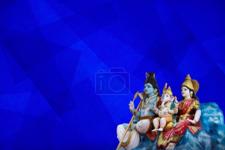 Téléchargez les photos : Happy Maha Shivaratri greeting card Hindu festival Maha Shivratri, Shiva Haridwar statue - en image libre de droit