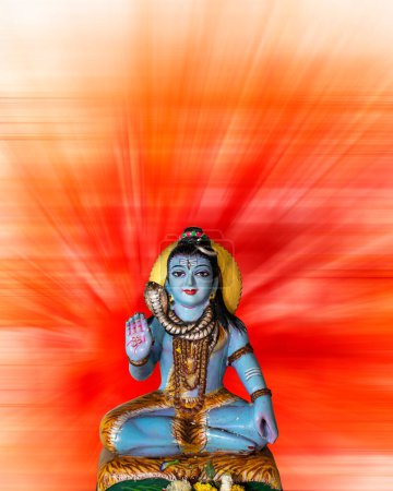 Téléchargez les photos : Joyeuse carte de vœux Maha Shivaratri Festival hindou Maha Shivratri, statue de Shiva Haridwar - en image libre de droit