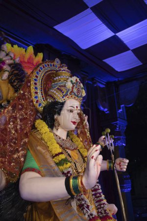 Foto de Diosa ídolo Durga en un Pandal.Durga Puja es el festival hindú más importante del mundo - Imagen libre de derechos