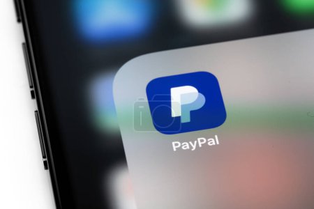 Téléchargez les photos : Logo PayPal application mobile sur écran smartphone iPhone gros plan. Paypal est un service de transfert d'argent numérique basé sur Internet. Batoumi, Géorgie - 24 juillet 2022 - en image libre de droit