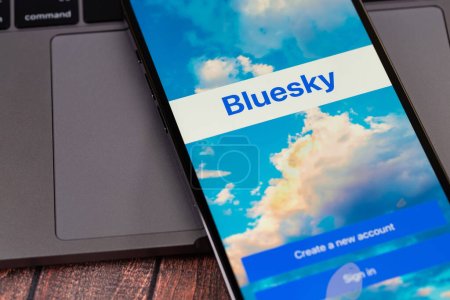 Foto de Bluesky Social aplicación móvil en el teléfono inteligente de la pantalla. Bluesky Social - alternativa de Twitter Bluesky llega a la App Store como una aplicación solo para invitados. Batumi, Georgia - 2 de marzo de 2023 - Imagen libre de derechos