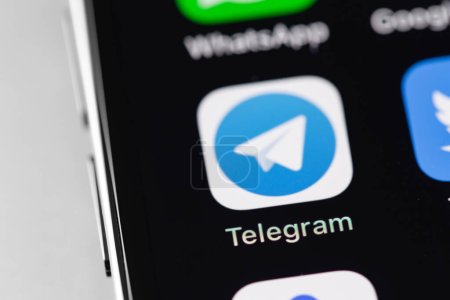Foto de Telegrama, aplicación icono móvil en la interfaz macro del teléfono inteligente iPhone pantalla. Telegrama - mensajero multiplataforma. Batumi, Georgia - 1 de marzo de 2023 - Imagen libre de derechos