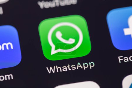 Foto de WhatsApp aplicación icono móvil en la pantalla smartphone iPhone primer plano. WhatsApp es un popular sistema de mensajería instantánea gratuita para móviles y otras plataformas. Batumi, Georgia - 3 de marzo de 2023 - Imagen libre de derechos