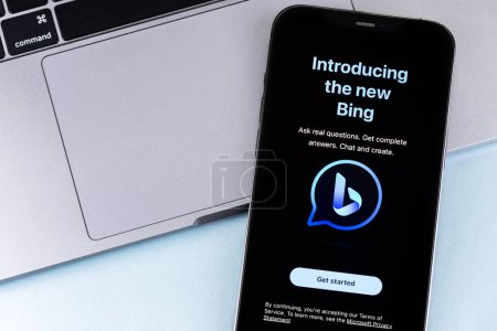 Téléchargez les photos : Microsoft Bing logo application mobile sur l'écran smartphone iPhone avec Macbook. Microsoft Bing est un moteur de recherche développé par la société internationale Microsoft. Batoumi, Géorgie - 15 mars 2023 - en image libre de droit