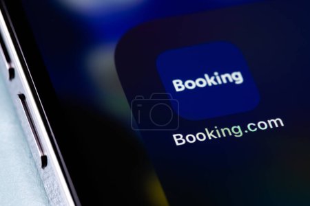 Téléchargez les photos : Booking.com application mobile pour les réservations d'hôtel en ligne sur l'écran iPhone gros plan. Batoumi, Géorgie - 12 avril 2023 - en image libre de droit