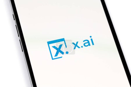 Foto de Logotipo X.Ai (Inteligencia Artificial) en el primer plano del smartphone de pantalla. X.Ai es una nueva compañía que desarrolla Inteligencia Artificial (IA) fundada por Elon Musk. Batumi, Georgia - 12 de abril de 2023 - Imagen libre de derechos