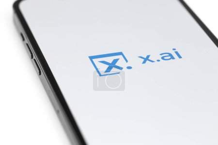 Foto de X.Ai (Inteligencia Artificial) logo en la pantalla del teléfono inteligente iPhone primer plano. X.Ai es una nueva compañía que desarrolla Inteligencia Artificial (IA) fundada por Elon Musk. Batumi, Georgia - 13 de abril de 2023 - Imagen libre de derechos