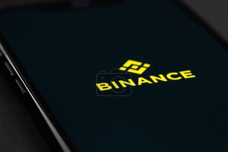 Foto de Binance logo aplicación móvil en un teléfono inteligente de pantalla iPhone primer plano, macro. Binance - uno de los mayores intercambios de criptomonedas en el mercado. Batumi, Georgia - 25 de septiembre de 2023 - Imagen libre de derechos