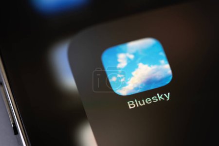 Foto de Bluesky Social aplicación icono móvil en un teléfono inteligente de pantalla. Bluesky Social - alternativa de Twitter Bluesky llega a la App Store como una aplicación solo para invitados. Batumi, Georgia - 14 de abril de 2023 - Imagen libre de derechos