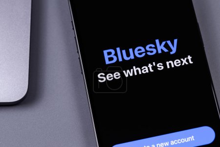 Foto de Bluesky Social aplicación icono móvil en un teléfono inteligente de pantalla. Bluesky Social - alternativa de Twitter Bluesky llega a la App Store como una aplicación solo para invitados. Batumi, Georgia - 4 de noviembre de 2023 - Imagen libre de derechos