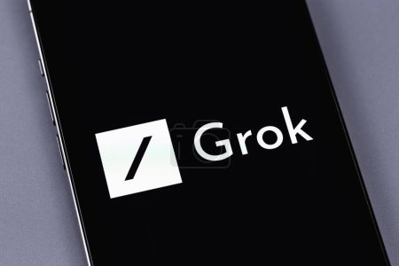 Foto de Logo del chatbot de Grok xAI en un teléfono inteligente de primer plano de pantalla. Grok (Grok xAI) es un nuevo chatbot para plataforma X, creado por Elon Musk. Batumi, Georgia - 5 de noviembre de 2023 - Imagen libre de derechos