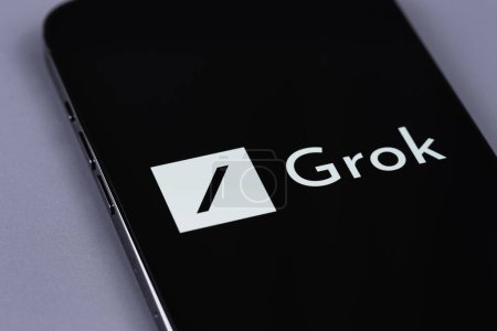 Téléchargez les photos : Logo Grok xAI chatbot sur un smartphone écran. Grok (Grok xAI) est un nouveau chatbot pour la plateforme X, créé par Elon Musk. Batoumi, Géorgie - 5 novembre 2023 - en image libre de droit