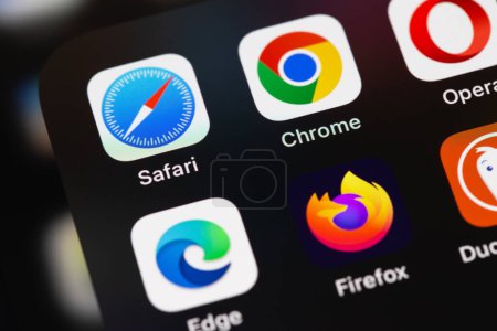 Téléchargez les photos : Safari, Google Chrome, Opera, Microsoft Edge, Firefox applications navigateurs populaires sur l'écran iPhone. Batoumi, Géorgie - 21 avril 2023 - en image libre de droit