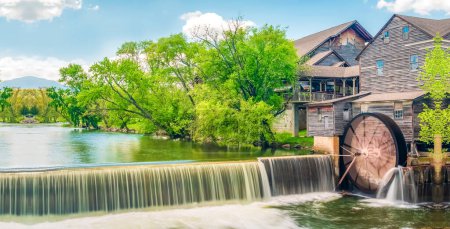 Téléchargez les photos : Moulin à pigeons dans une petite cascade, le Pigeon Forge Mill, communément appelé le Vieux Moulin - en image libre de droit