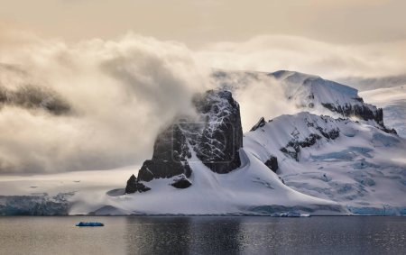 Foto de Montañas rocosas en la bahía de Wilhelmina, glaciares y casquetes de hielo en la Antártida - Imagen libre de derechos