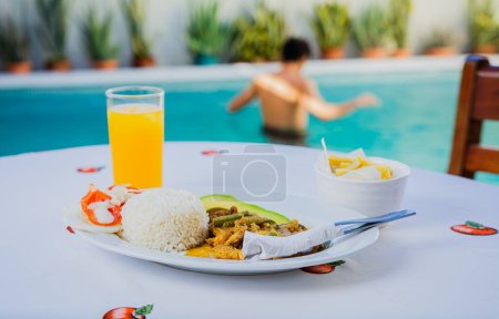 Téléchargez les photos : Petit déjeuner traditionnel servi au bord de la piscine. Petit déjeuner traditionnel près de la piscine - en image libre de droit