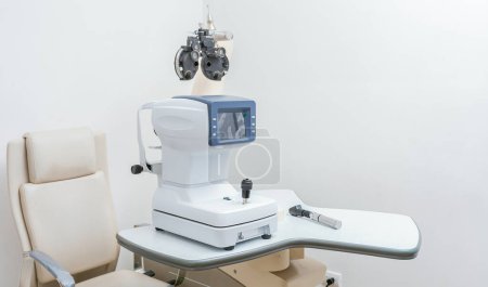 Autoréfractomètre ou machine d'essai visuelle en laboratoire. Santé visuelle, équipement de diagnostic. réfractomètre ophtalmique.