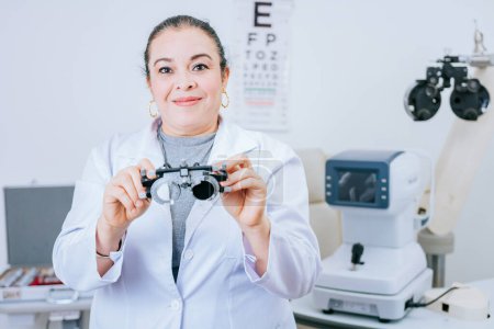 Porträt eines Augenoptikers mit Messbrille im Labor. Augenoptiker Spezialist mit optometrischem Versuchsrahmen
