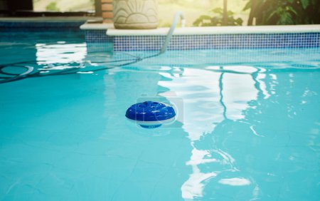 Foto de Dispensador de cloro en una hermosa piscina. Un cloro flota en una piscina. Flotador dosificador para la cloración de la piscina - Imagen libre de derechos