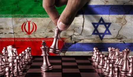 Téléchargez les photos : Israël vs Iran drapeau concept sur l'échiquier. Tension politique entre l'Iran et Israël. Conflit entre Israël et l'Iran sur des morceaux d'échiquier - en image libre de droit