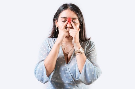 Foto de Chica con dolor de cabeza en el puente nasal. Concepto de dolor sinusal. Mujer joven con dolor en la nariz. Persona con dolor en el puente nasal - Imagen libre de derechos