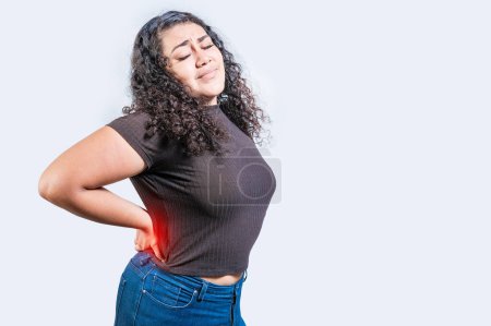Frau mit Rückenschmerzen auf isoliertem Hintergrund. Lendenwirbelprobleme. Mädchen mit Rückenproblemen isoliert. Ein wundes Mädchen mit Rückenschmerzen