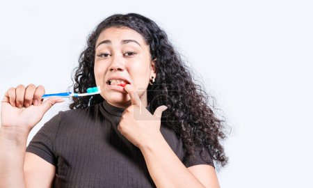 Junge Frau mit Zahnfleischentzündung hält Zahnbürste isoliert. Mädchen mit Zahnfleischschmerzen halten Zahnbürste in der Hand. Menschen mit Zahnbürste mit Zahnfleischproblem