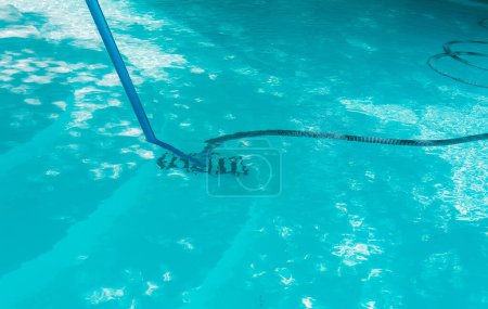 Wartung und Reinigung des Pools mit Staubsaugerschlauch. Schwimmbad mit Saugschlauch reinigen