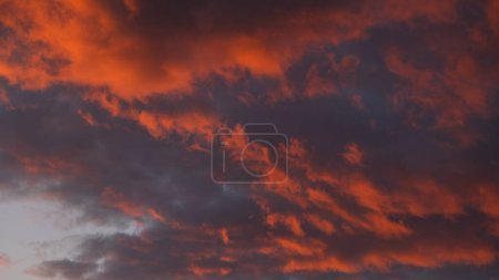 Foto de Cielo rojo por la noche. Cielo dramático al atardecer. Hermosa escena naranja ardiente. - Imagen libre de derechos