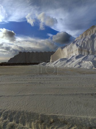Montañas de sal en los salares de Santa Pola, provincia de Alicante en España
